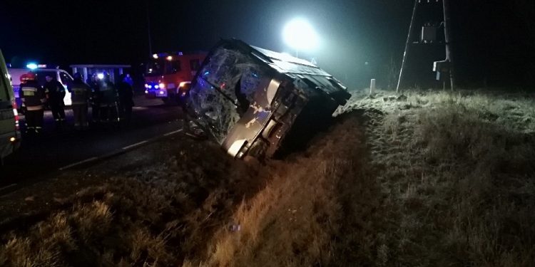 W ciężarówce urwało się koło, przebiło szybę  autobusu. Kierowca zginął na miejscu [FOTO]