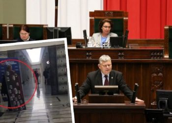 Marek Suski zabrał tablicę PO. „Z czymś takim nie mieliśmy do czynienia”
