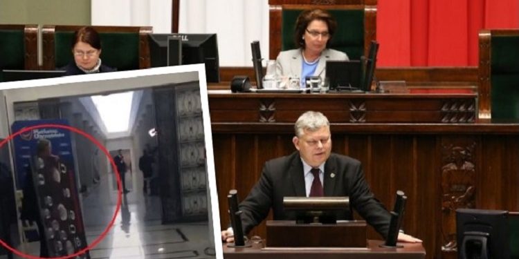 Marek Suski zabrał tablicę PO. „Z czymś takim nie mieliśmy do czynienia”