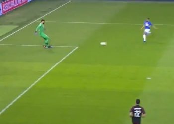 Bramkarz Milanu popełnił kuriozalny błąd [WIDEO]
