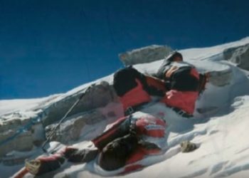 Mount Everest. Topniejący lodowiec odsłonił wstrząsający widok [WIDEO]