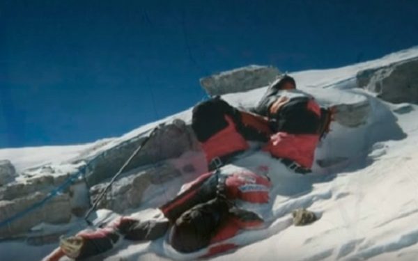 Mount Everest. Topniejący lodowiec odsłonił wstrząsający widok [WIDEO]