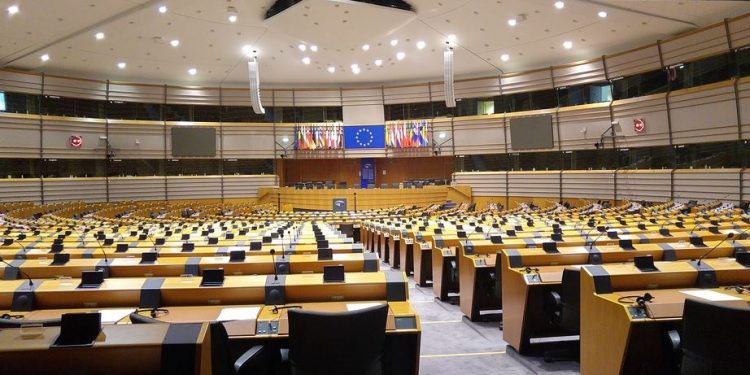 Nowy sondaż. PiS wygrywa, Konfederacja ma problemy