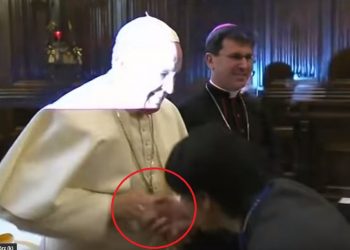 Nietypowe zachowanie Franciszka. Katolicy zdumieni