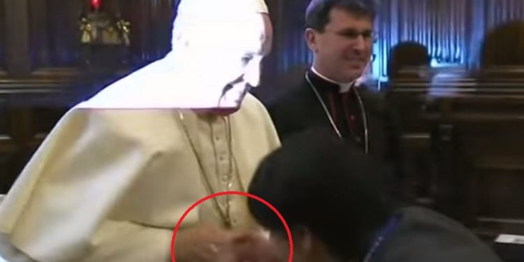 Nietypowe zachowanie Franciszka. Katolicy zdumieni
