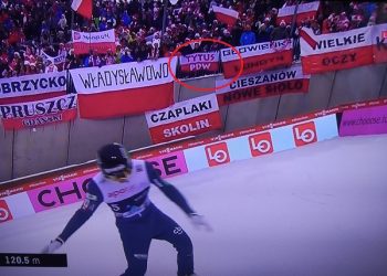 Stadionowe zwyczaje trafiły pod skocznię. Na widowni zawieszono taki transparent [WIDEO]