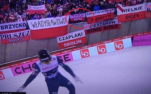 Stadionowe zwyczaje trafiły pod skocznię. Na widowni zawieszono taki transparent [WIDEO]