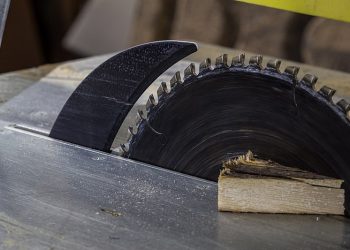 Obcięła sobie rękę piłą tarczową, bo chciała odszkodowanie