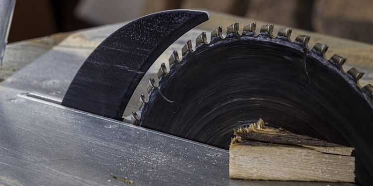 Obcięła sobie rękę piłą tarczową, bo chciała odszkodowanie