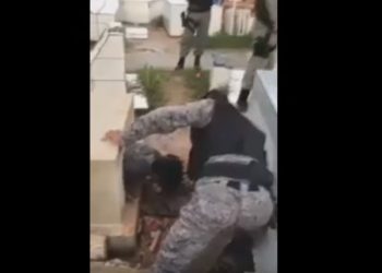 Został pochowany żywcem. Policja nagrała akcję ratunkową