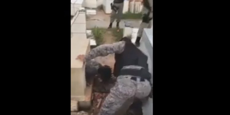 Został pochowany żywcem. Policja nagrała akcję ratunkową