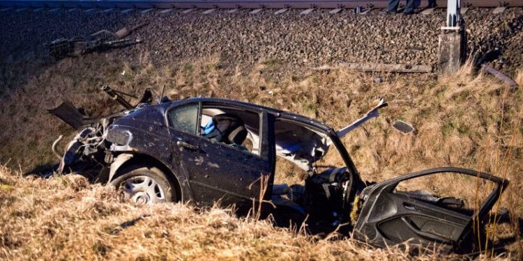 Tragedia na przejeździe kolejowym. Zderzyli się z nadjeżdżającym pociągiem [FOTO]