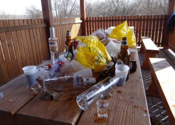 Urządzili imprezę w Parku Narodowym. Zostawili po sobie górę śmieci [FOTO]