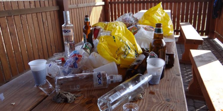 Urządzili imprezę w Parku Narodowym. Zostawili po sobie górę śmieci [FOTO]