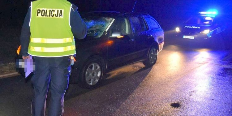 Tragiczny wypadek z udziałem pieszego. Mężczyzna nie miał na sobie odblasków