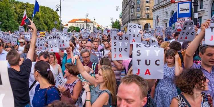 Naukowcy przyjrzeli się manifestacjom w Polsce. Dlaczego ludzie decydują się na protest?