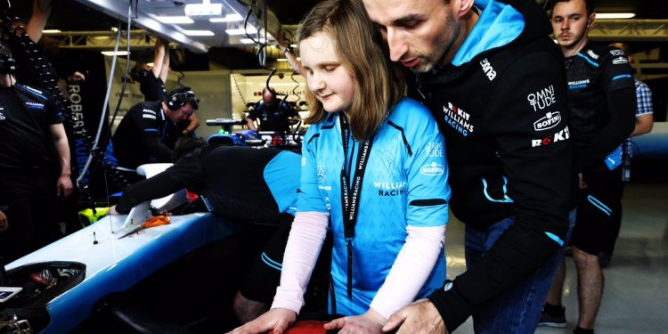 Robert Kubica pokazał bolid niewidomej dziewczynce