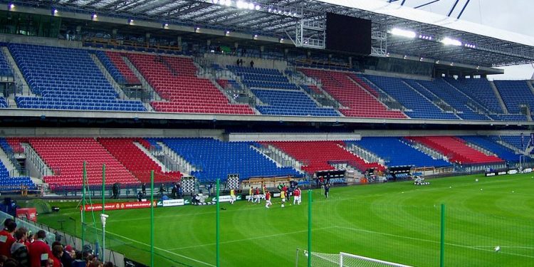 Wisła Kraków zakazuje kibicom wywieszania kontrowersyjnych flag