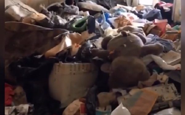 5-latka nie umie mówić, jest odwodniona i wygłodzona. Znaleziono ją w mieszkaniu pełnym śmieci [WIDEO]