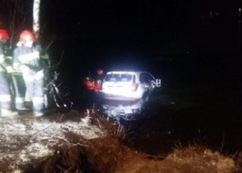 Ciechanów: Pijana kobieta wjechała samochodem do stawu. Pomoc przyszła w ostatniej chwili