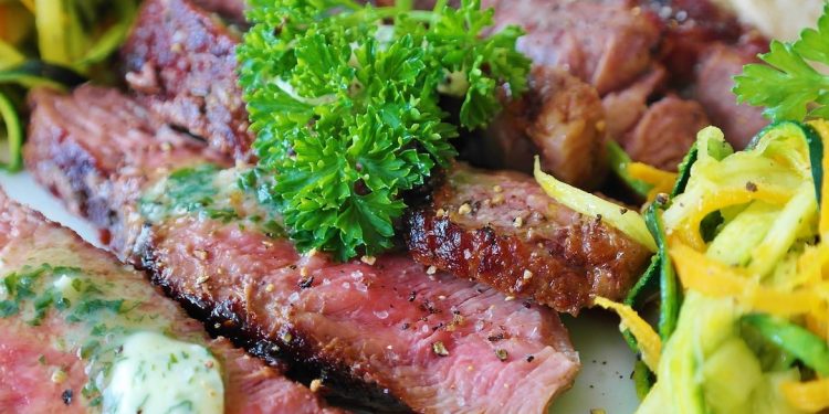 Polacy po mięso w promocji najczęściej chodzą do dyskontów. Głównie po wołowinę i drób