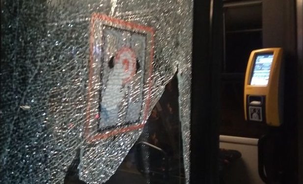 17-latek strzelał z wiatrówki w autobus pełen pasażerów. Śrut przeleciał tuż nad głową kierowcy [FOTO]