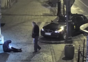Taksówkarz okradł pijanego mężczyznę. Zabrał mu telefon [WIDEO]