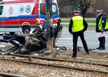 Koszmarny wypadek w Warszawie. Nie żyje trzech młodych mężczyzn [FOTO]