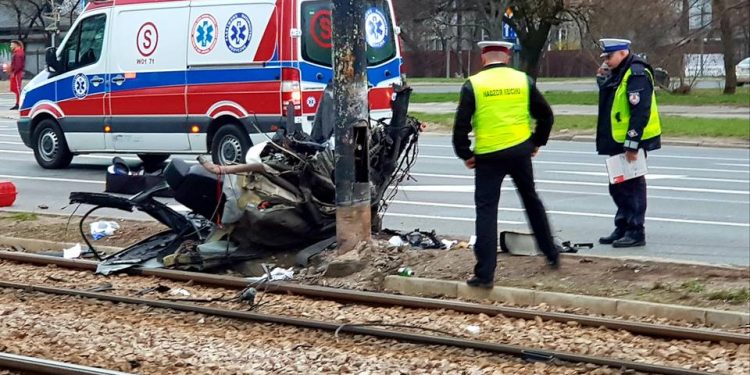 Koszmarny wypadek w Warszawie. Nie żyje trzech młodych mężczyzn [FOTO]