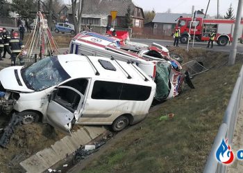 Wypadek karetki. Kierowca busa zignorował znak STOP