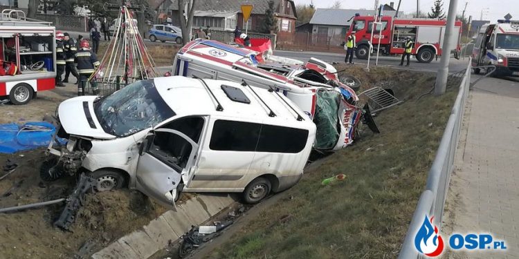 Wypadek karetki. Kierowca busa zignorował znak STOP