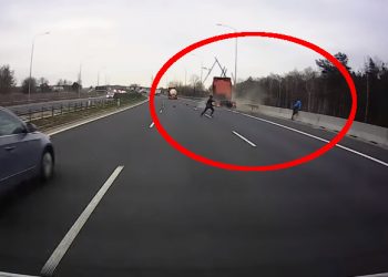 TIR staranował samochód na S8. Ludzie wyskoczyli