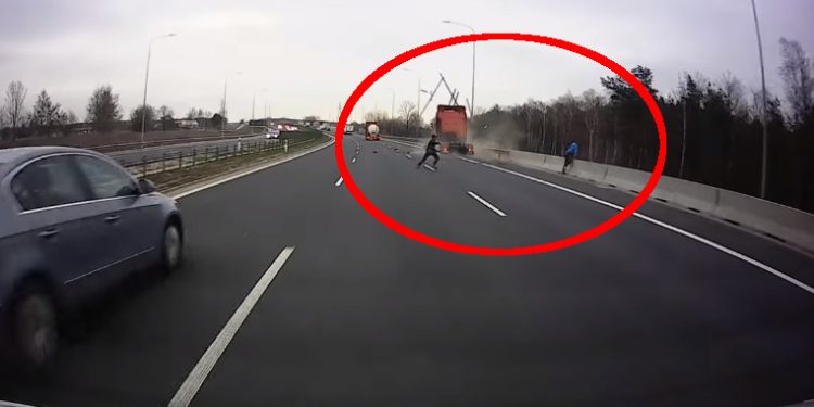 TIR staranował samochód na S8. Ludzie wyskoczyli