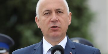 Brudziński ripostuje Nitrasa na Twitterze. „Zjedz banana”