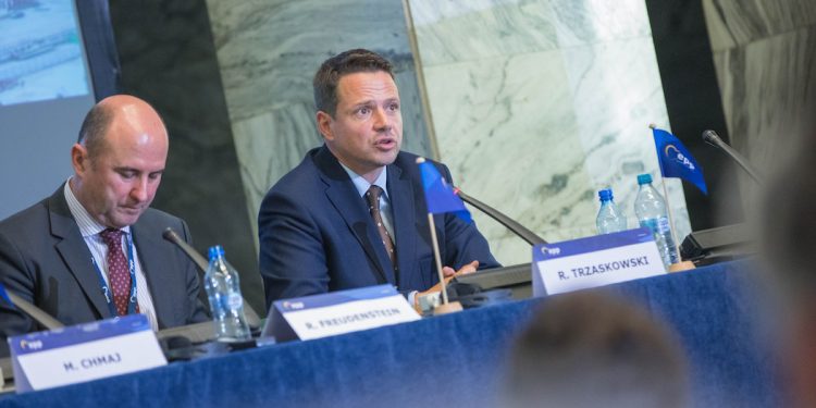 Co z pieniędzmi dla nauczycieli? Trzaskowski zabrał głos