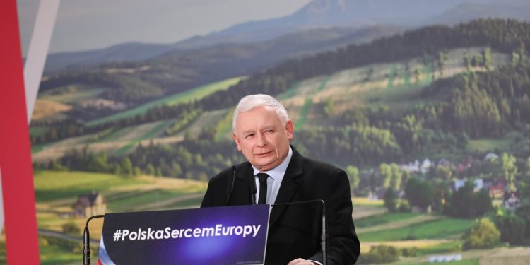 500 zł na krowę i 100 zł na tucznika. Kaczyński złożył nowe obietnice