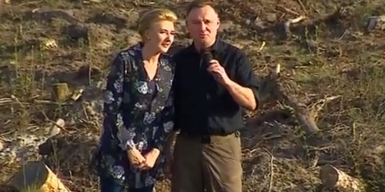 Andrzej Duda śpiewa z harcerzami. Nagranie hitem sieci