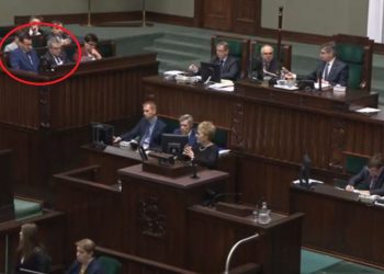 Nietypowa sytuacja. Posłanka zarzucała premierowi, że bawi się telefonem