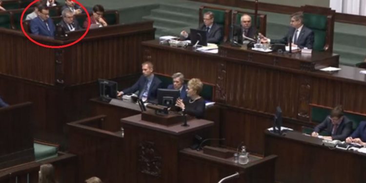 Nietypowa sytuacja. Posłanka zarzucała premierowi, że bawi się telefonem