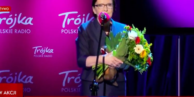Ewa Kopacz nagrodzona za wypowiedź o dinozaurach. Statuetkę odebrała osobiście [WIDEO]