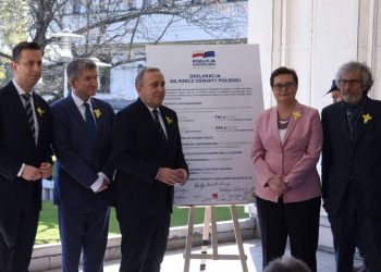 Schetyna twierdzi, że rozwiąże problem kryzysu w oświacie