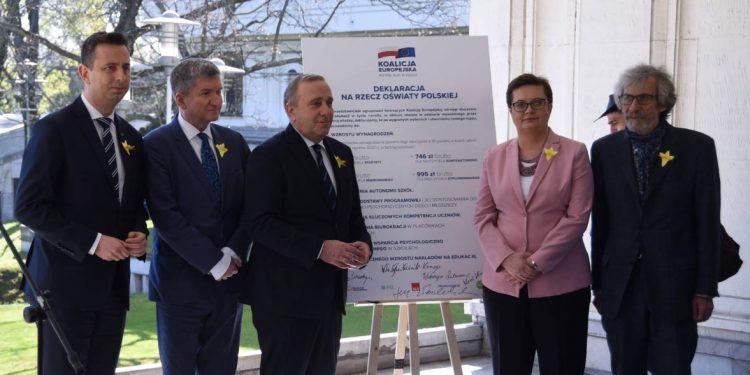 Schetyna twierdzi, że rozwiąże problem kryzysu w oświacie