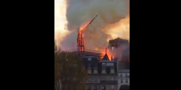 Zawaliła się iglica katedry Notre Dame! [WIDEO]