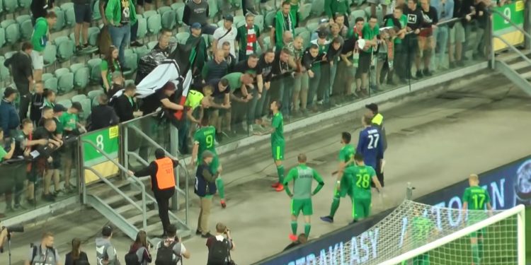 Awantura po meczu Śląska Wrocław. Kibice zabrali piłkarzowi koszulkę