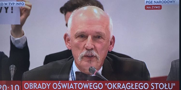 Korwin-Mikke wziął udział w okrągłym stole. W sieci kipi od komentarzy