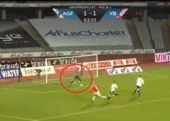 Kamil Grabara puścił kuriozalną bramkę [WIDEO]