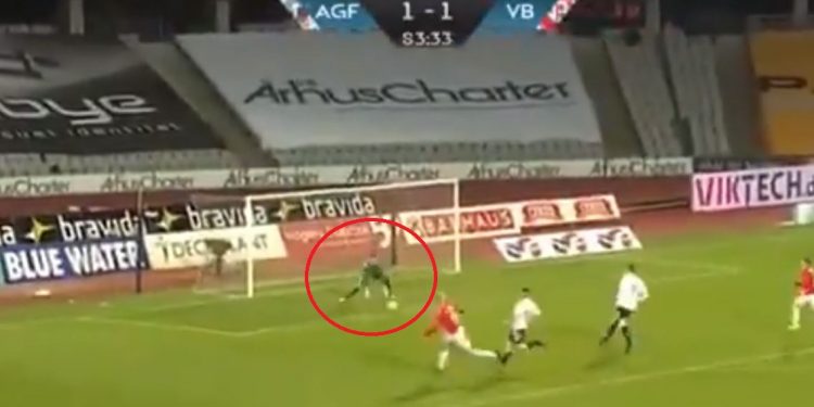 Kamil Grabara puścił kuriozalną bramkę [WIDEO]