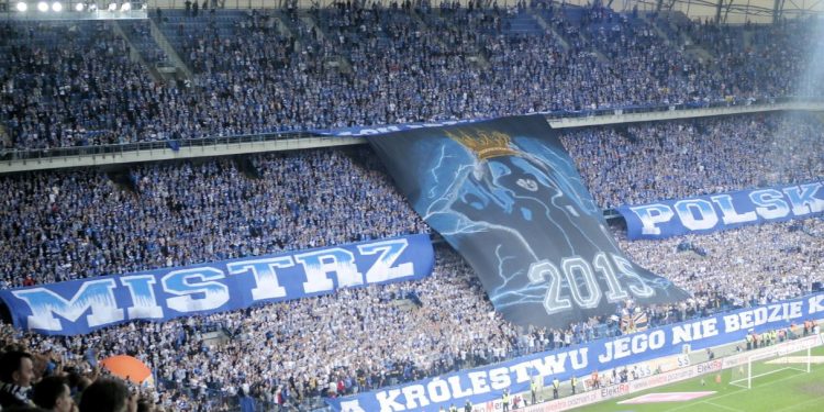 Kibice Lecha Poznań uderzyli w swoich piłkarzy. Mocne transparenty