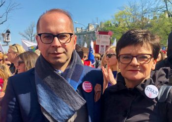 Michał Szczerba na demonstracji nauczycieli pod MEN