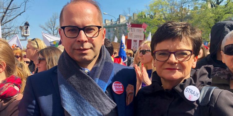 Michał Szczerba na demonstracji nauczycieli pod MEN